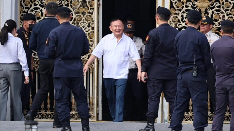 塔信獲假釋出獄 家人與支持者相迎