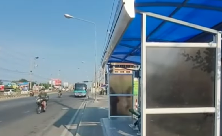 站牌遮擋視線 乘客苦惱難見公車