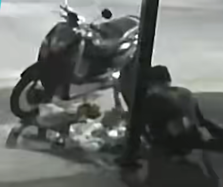 夫妻夜翻垃圾桶 疑似尋找紋身針