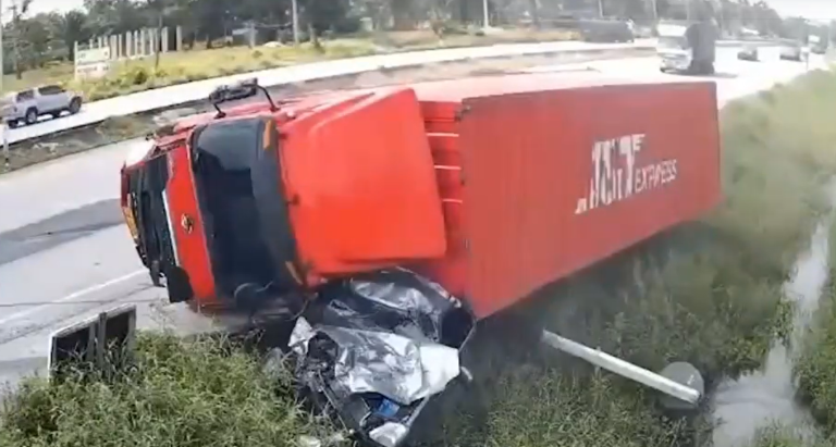 貨車司機打瞌睡 失控翻覆壓車釀重傷