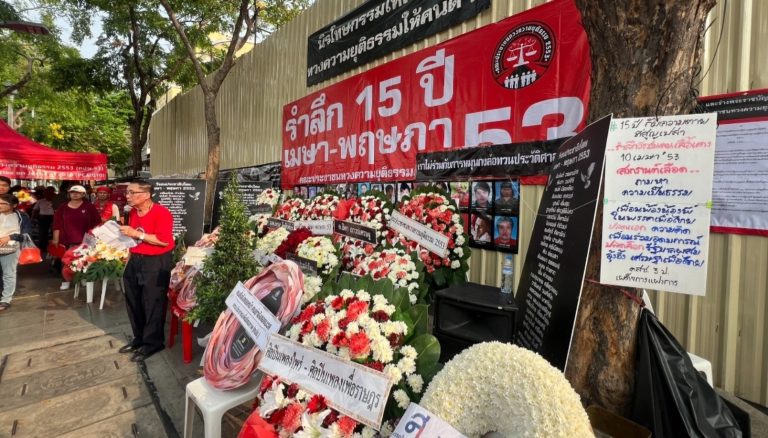 鎮壓紅衫軍15週年 塔信送花圈致哀