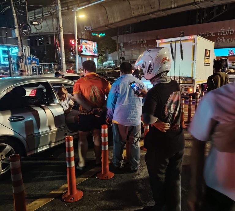 前警察總長賓士撞摩托逃逸遭民眾攔截