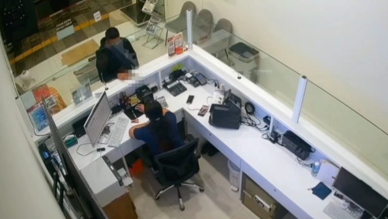 印度男搶劫外幣 得手後致謝並道歉