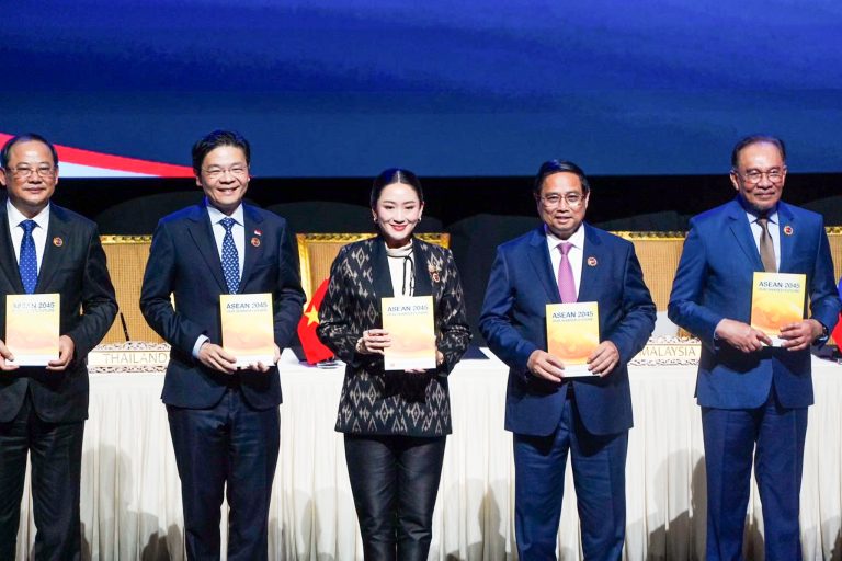 貝東丹與東盟領袖共同簽署《2045年東盟共同願景吉隆坡宣言》