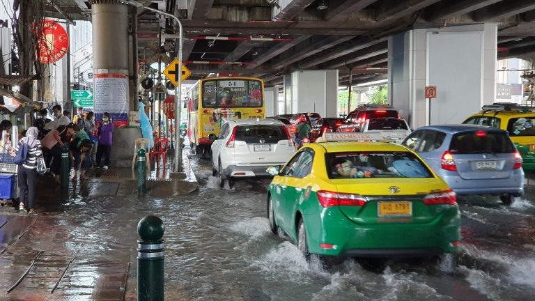 泰國50府暴雨警報 曼谷大雨下不停
