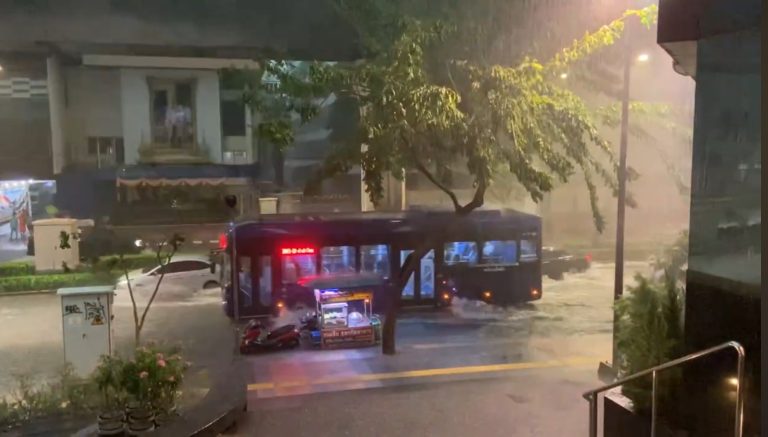 早高峰疊加降雨 曼谷開學首日交通擁堵