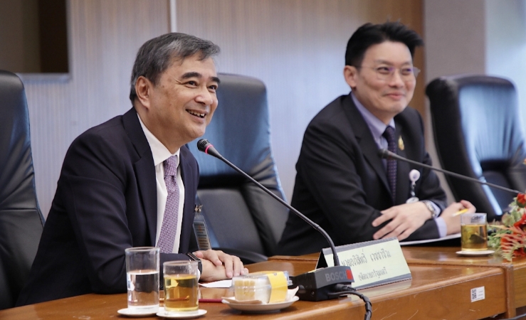 前總理阿披實表態 反對綜合娛樂法案