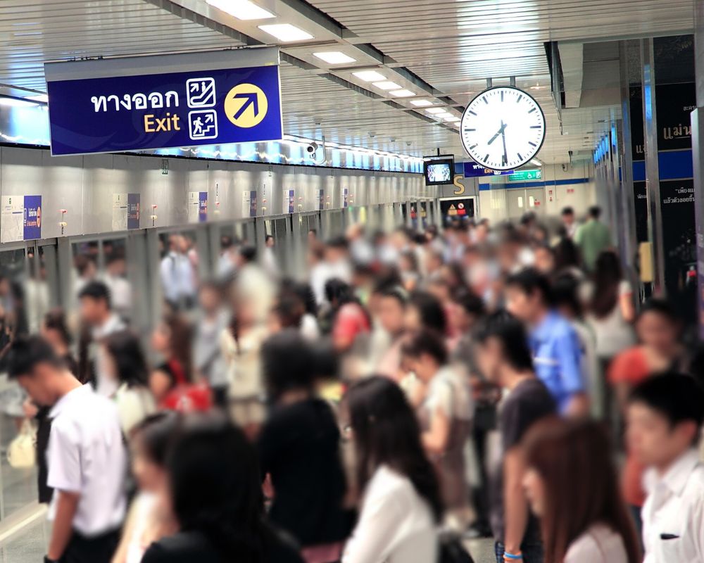 ภาพคนยื่นรอรถไฟฟ้าสายสีน้ำเงิน