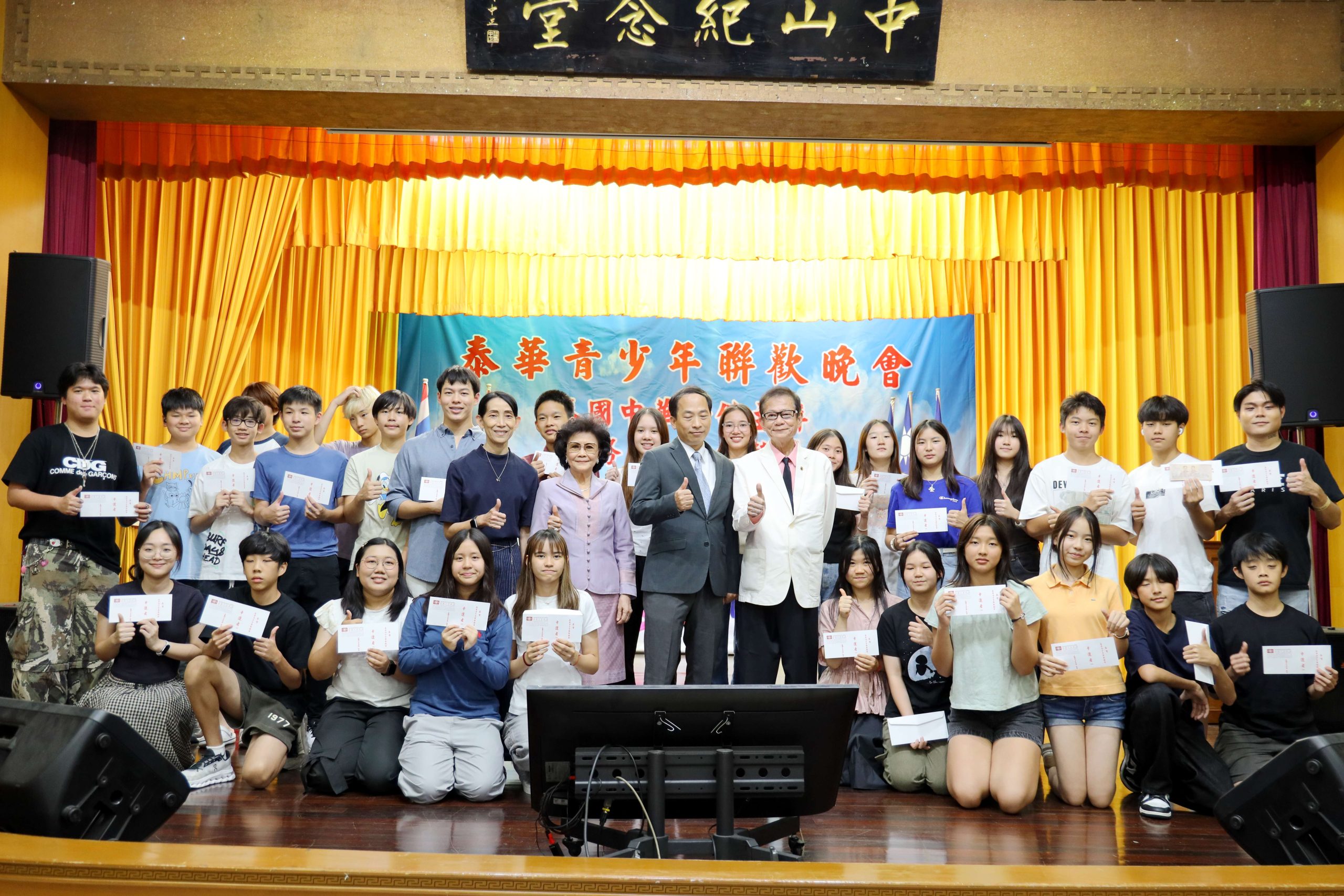 5.許世榕組長、丘譽理事長及陳鴻彰理事長與全體學員合影留念,禮金一封,人人有