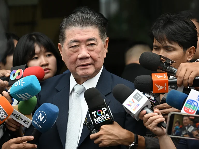 普湯召開內閣特別會議 7部長辭職