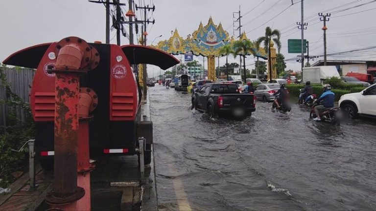 暴雨持續 北欖地區積水超過30厘米