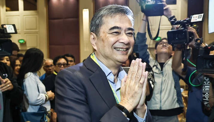 老將回歸 阿披實重掌民主黨