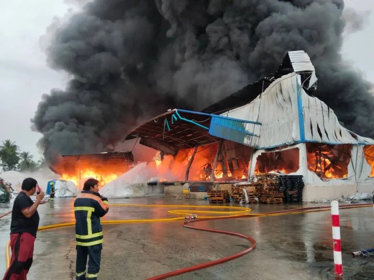 雷電擊中泡沫廠倉庫 引發大火和爆炸