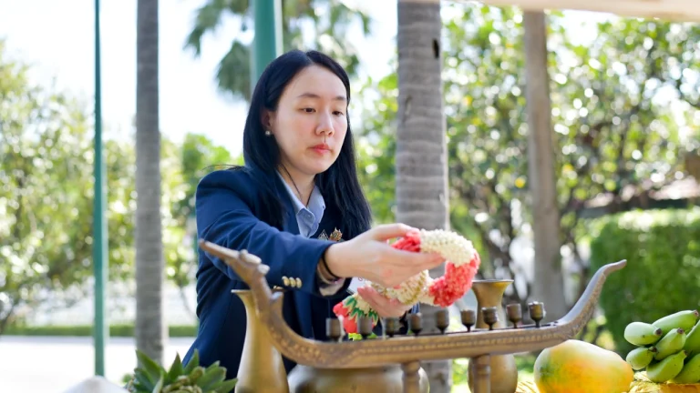 副發言人上任 參拜神像祈求吉祥