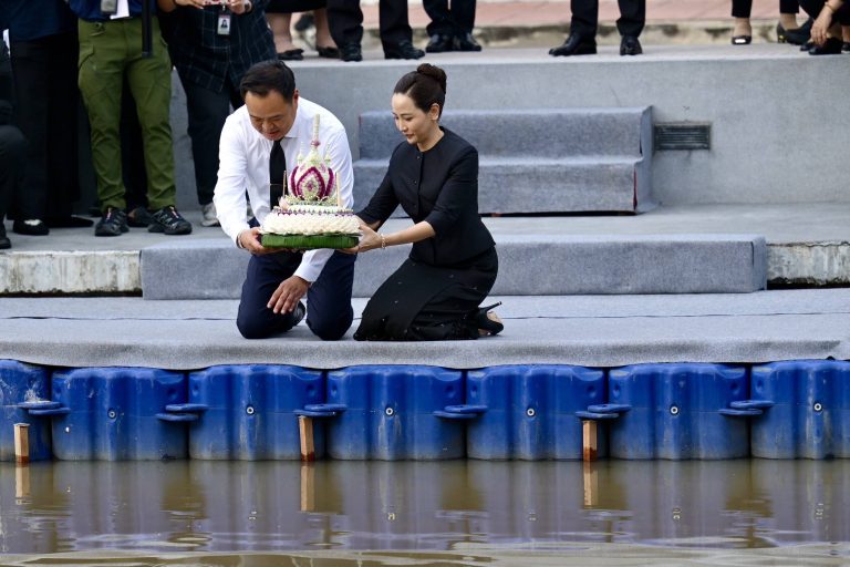 阿努庭攜夫人塔娜頓參加水燈節活動