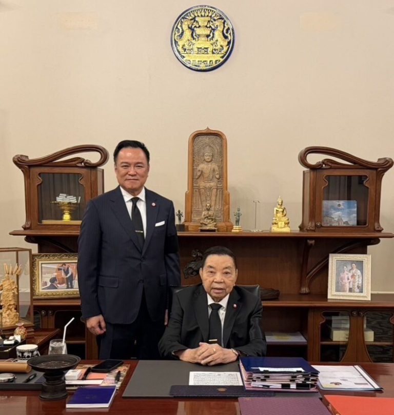 父親入府 阿努庭邀坐總理寶座