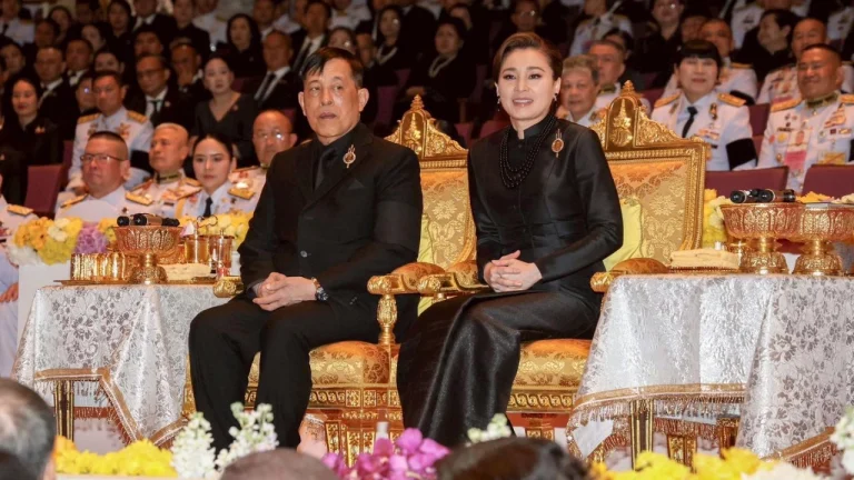 國王攜王后觀賞假面舞劇 致敬王太后
