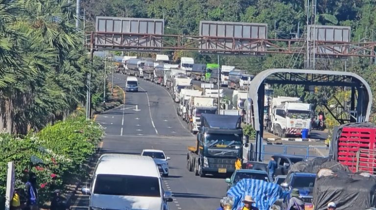 燃油禁運反常油車擁堵過境點
