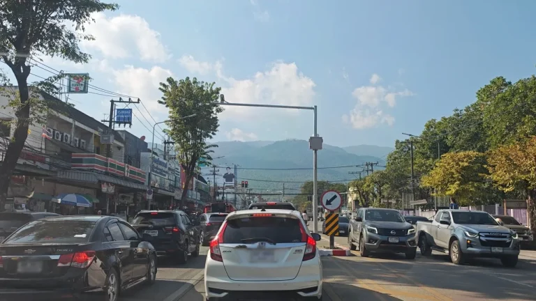 遊客蜂擁至清邁 各條路線人車爆滿