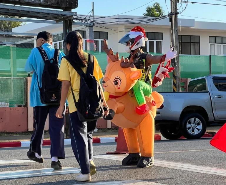 警察變身馴鹿叔叔 祝孩子聖誕快樂