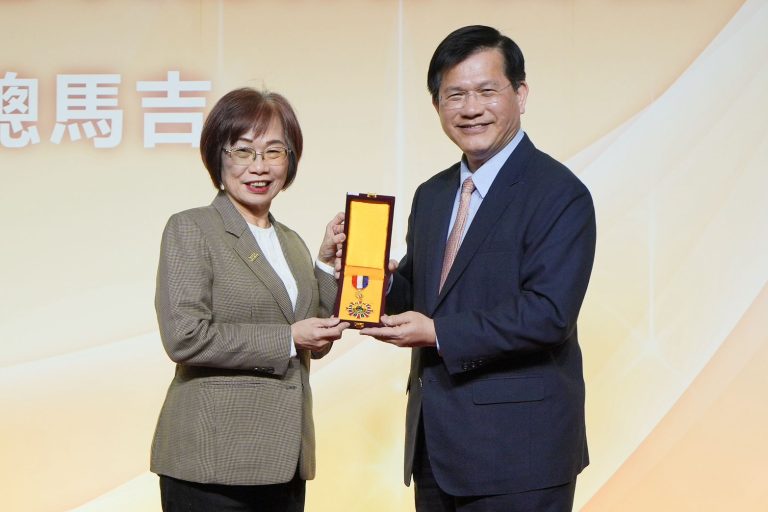 郭修敏會長榮獲林佳龍部長頒贈「外交之友獎章」