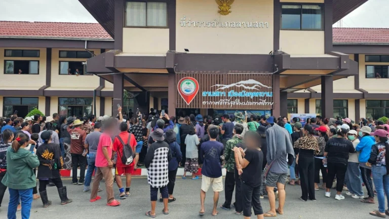 村民衝擊地區辦公室 要領洪災補助金