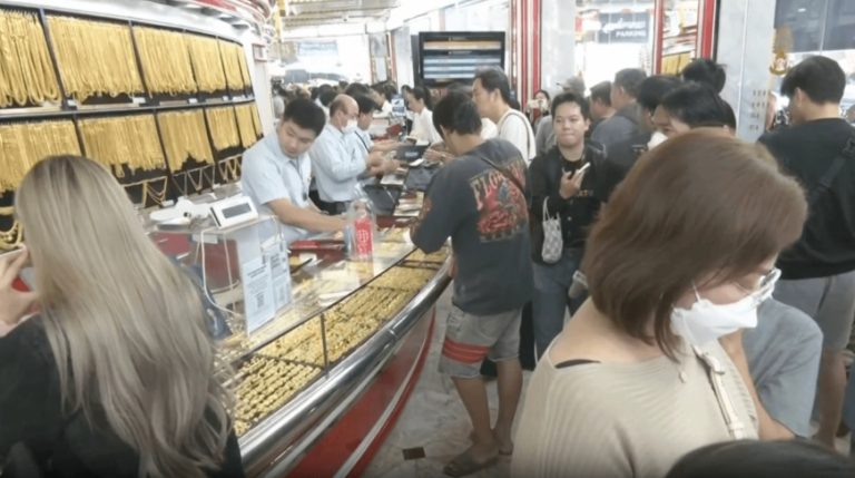 金價爆漲 唐人街金店顧客大排長龍