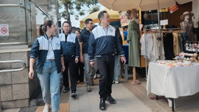 泰自豪黨阿努庭 周末市場拜票