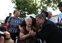 阿披實赴甲米 民眾預賀重返總理之位