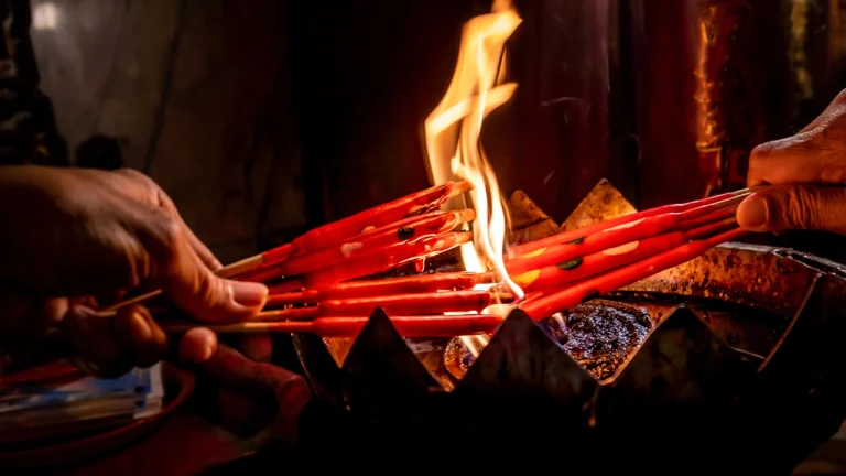 經濟不景氣 就靠求神拜佛謀財運