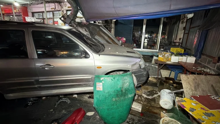 車輛失控衝入路邊咖哩店 6人受傷