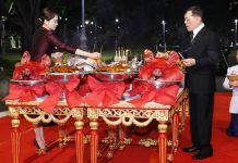 泰王與王后舉行華人新年祭祀儀式