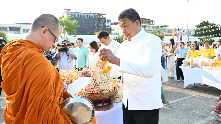 曼谷市長查察送上宋干節新年祝福
