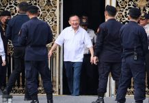 塔信獲假釋出獄 家人與支持者相迎