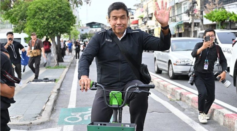 查察卸任曼谷市長 騎共享單車離開