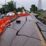 水管破裂 巴吞他尼30米公路塌陷
