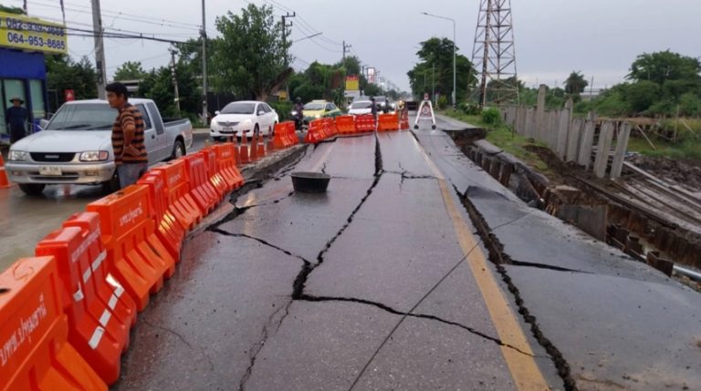 水管破裂 巴吞他尼30米公路塌陷
