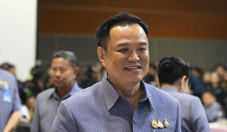 阿努庭主持首次巡迴內閣會議