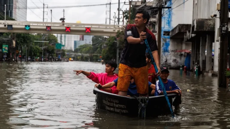 曼谷市府警告：避開37條積水道路！