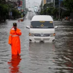 追蹤碧武里路交通 多處積水乘船出行