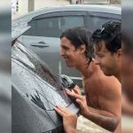 英雄不穿制服！ 外國帥哥雨中救援車輛