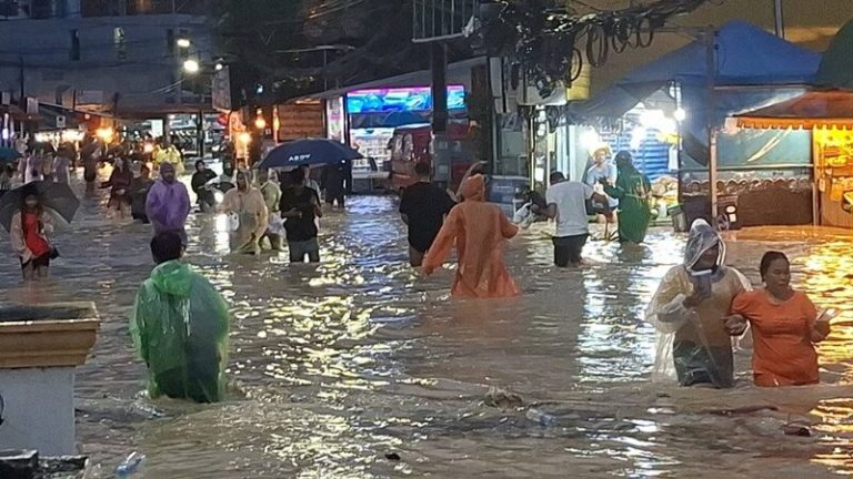 持續強降雨疊加外圍洪水 普吉再被淹